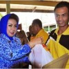 Bupati Kuningan saat memberikan THR kepada petugas kebersihan .